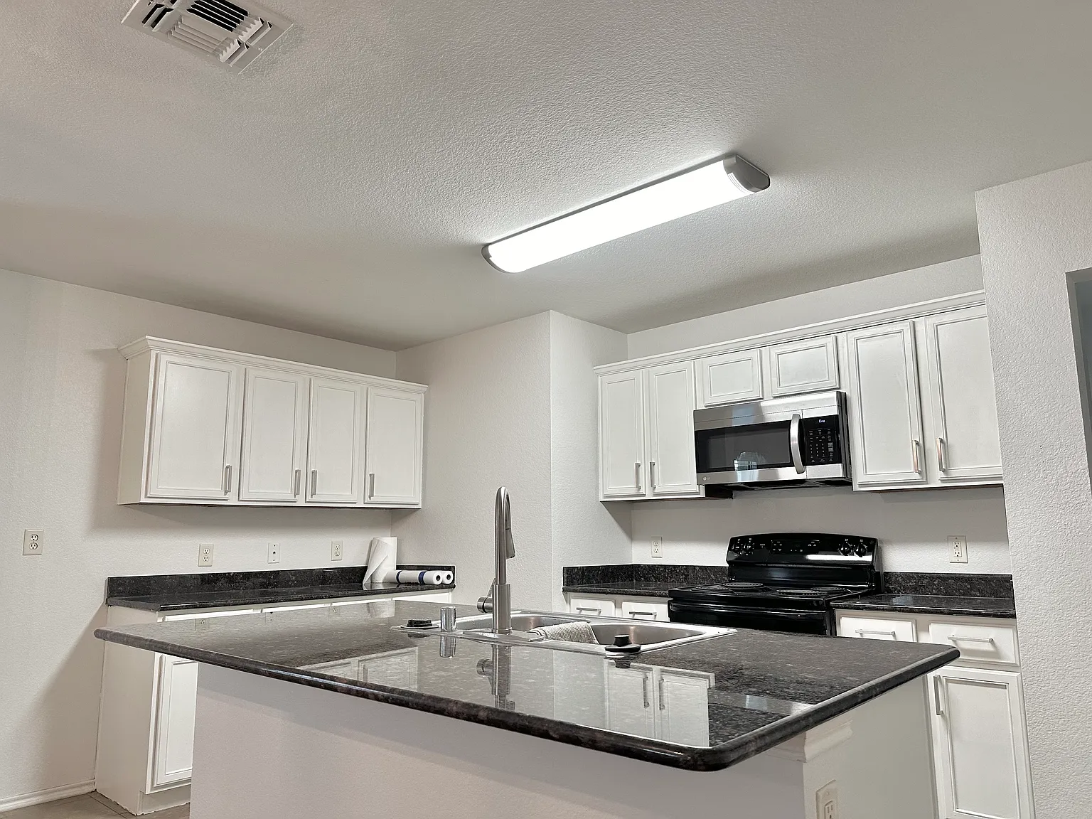 4 bed, 1913 sqft, $2,200 — Photo 4
