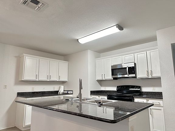 4th image of 429 Paddock Ln