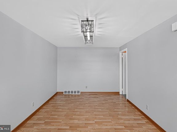 5th image of 1100 Surrey Rd