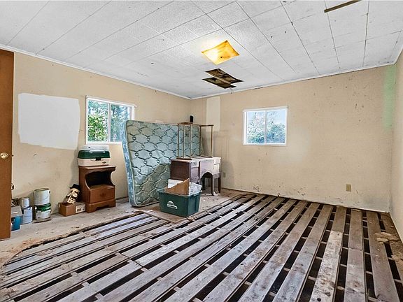 3rd image of 400 S Cunningham Ln
