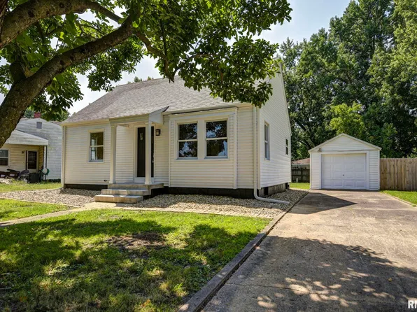 33 Illini Dr, Taylorville, IL 62568