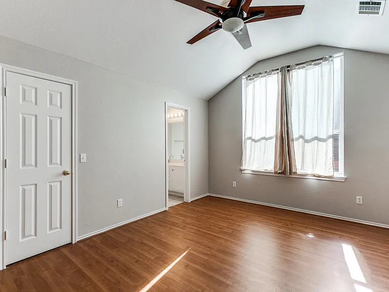 704 Fleming Dr — Photo 2