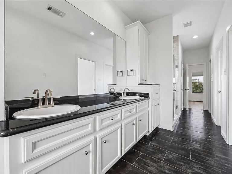 2510 Genesee St — Photo 24