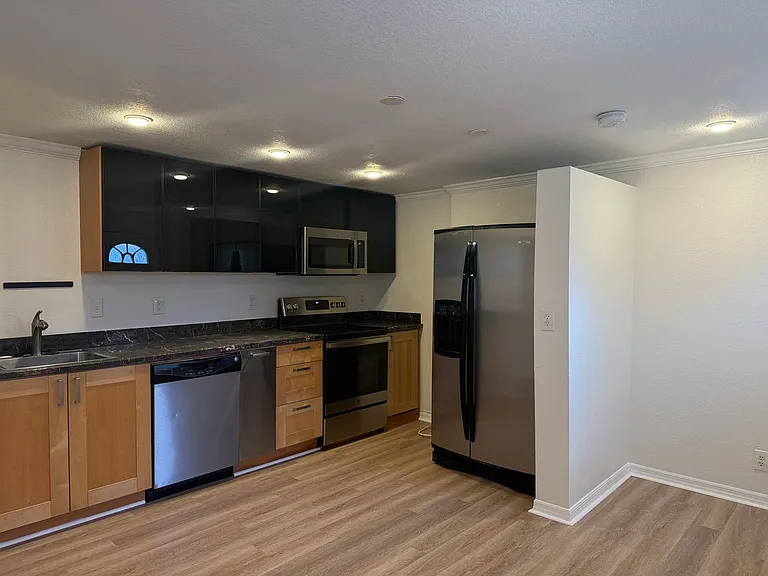 3318 W Walnut St — Photo 5