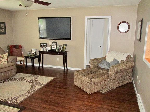 3rd image of 531 Hilltop Dr