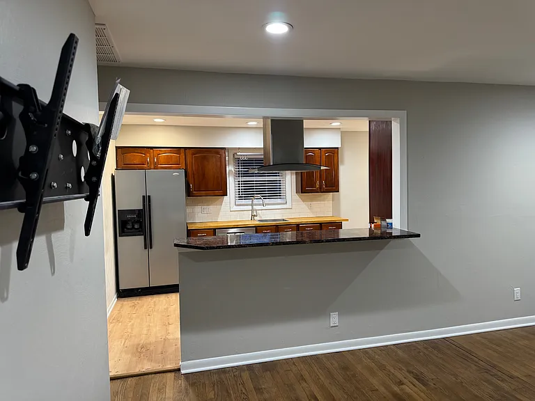 10187 N College Ave — Photo 15