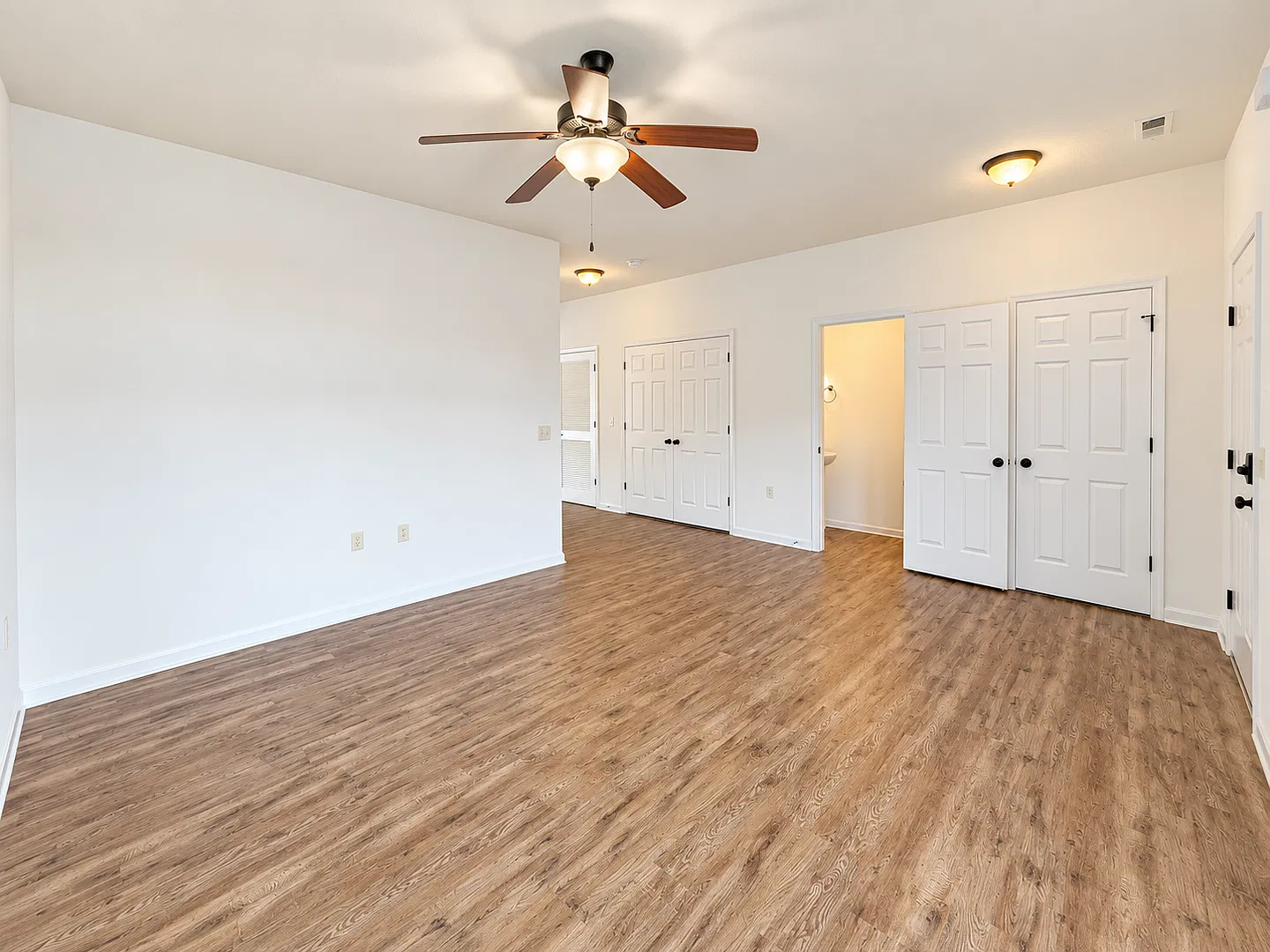 3 Bedroom, 2.5 Bath Two Level Townhouse — Photo 2