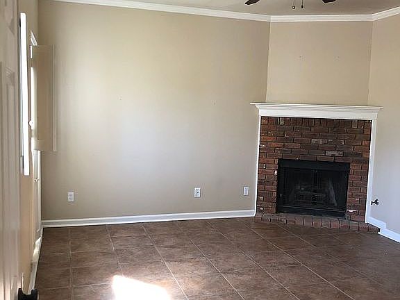 Master w/gaslight fireplace