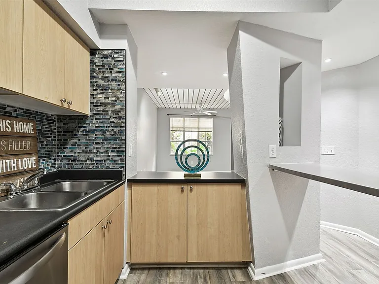 2402 W Azeele St #418 — Photo 13