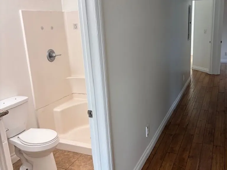 3 Bedroom 2 bathroom unit available, Larchmont area — Photo 8