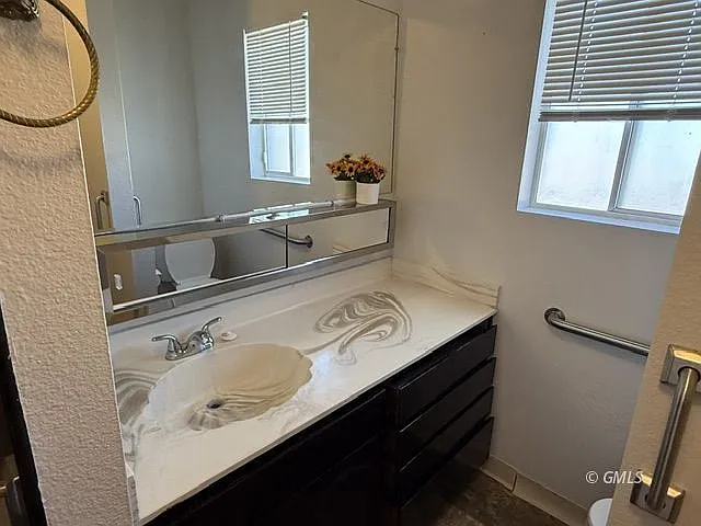 210 E Hunter Dr — Photo 10