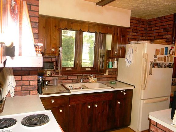 3rd image of 2133 Walsh St