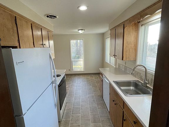 4th image of 1115-1179 Liberty Cres S #1115