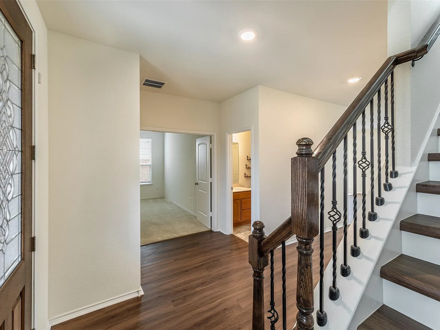 3 bed, 2.5 bath, 2305 sqft, $2,100 — Photo 4