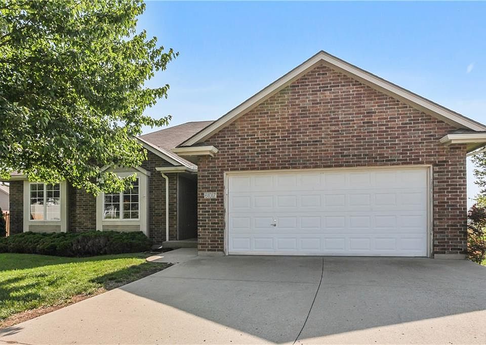 1st image of 607 NW Albatross Cir