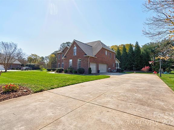 3rd image of 709 Cedar Hill Dr
