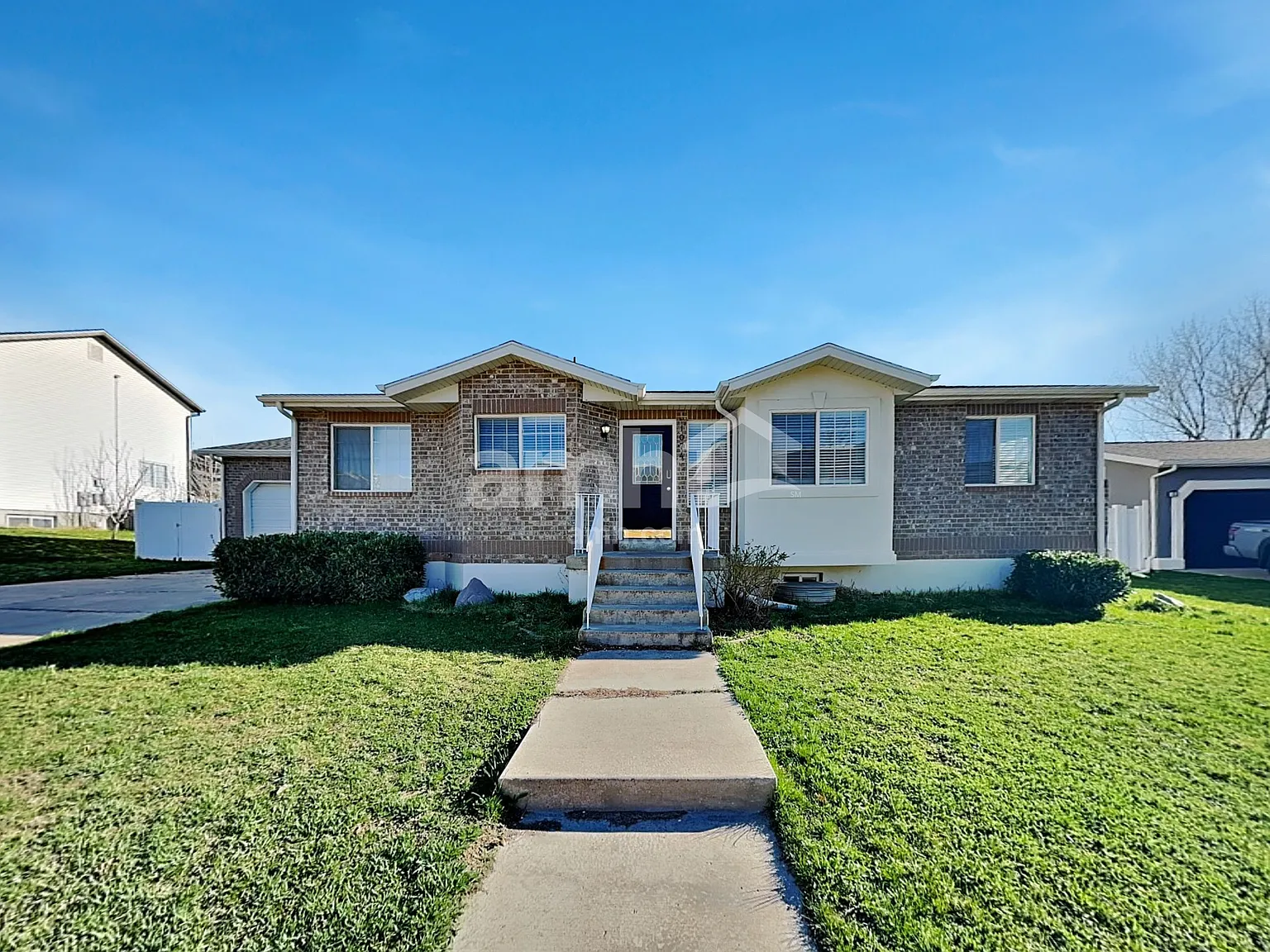 6 bed, 3.0 bath, 2438 sqft, $2,940 — Photo 1