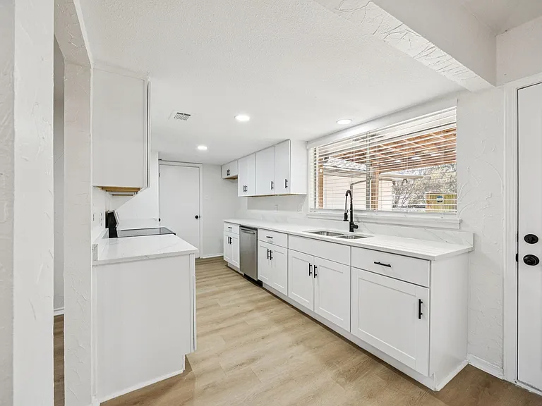 5909 Mark Ln — Photo 7