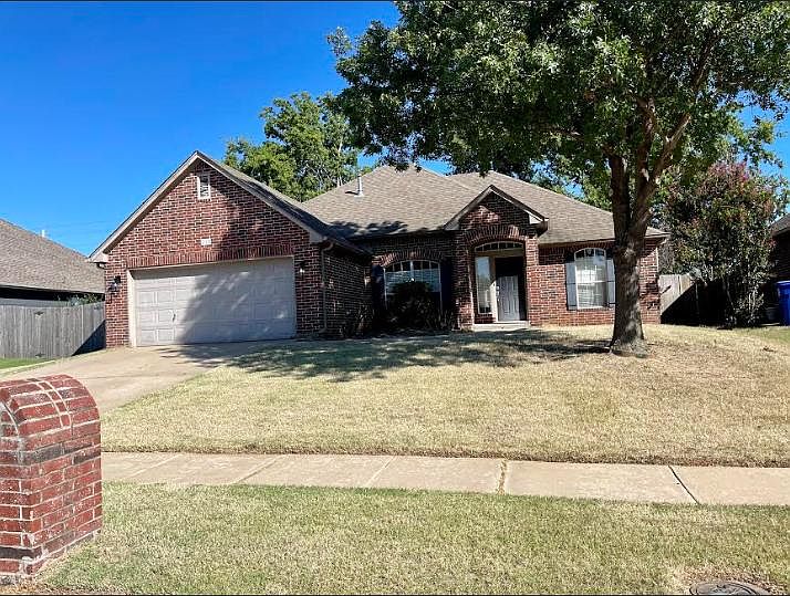 1st image of 216 N Oak Pl