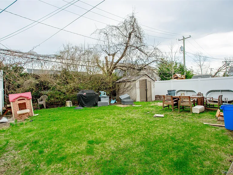 237 E Broadway #LOWER — Photo 14