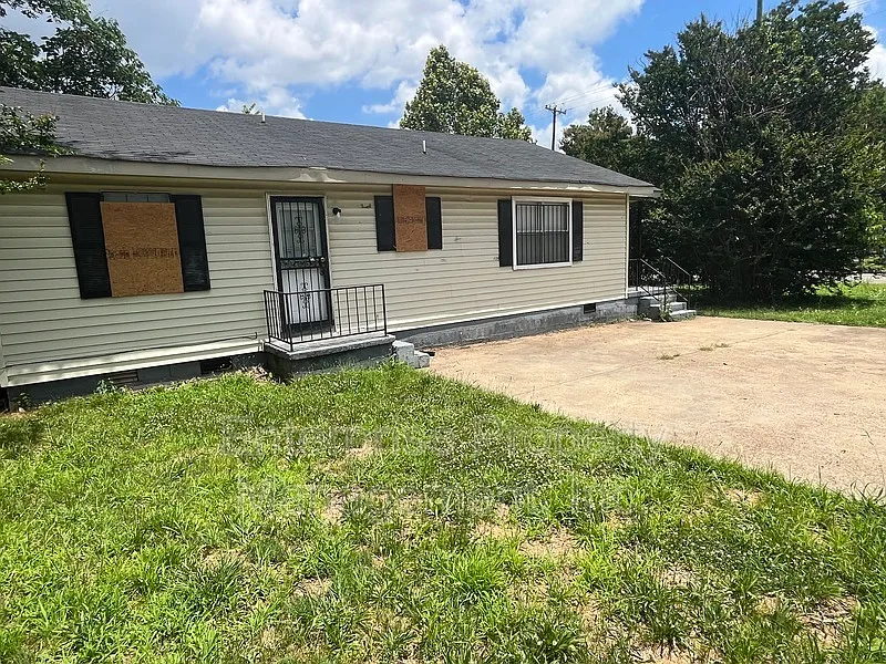 4 bed, 1.0 bath, 1057 sqft, $950 — Photo 2