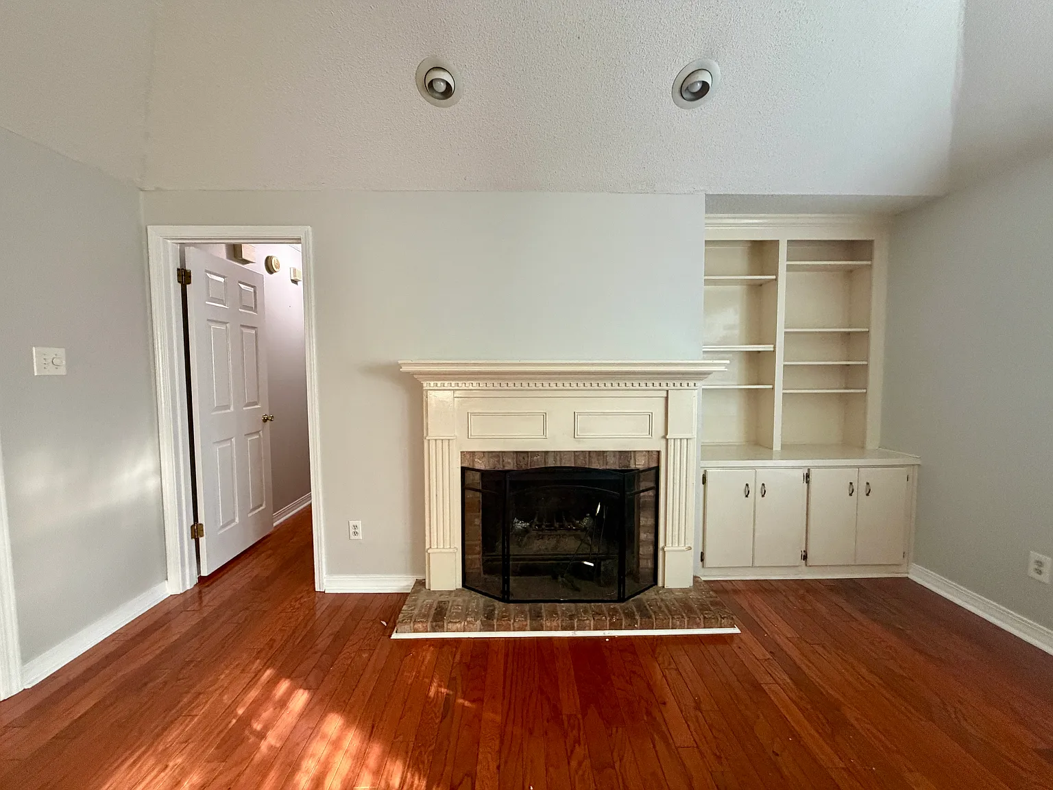 4 bed, 1900 sqft, $2,000 — Photo 2