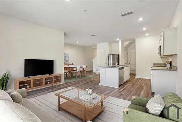 4 bed, 1662 sqft, $2,650 — Photo 4