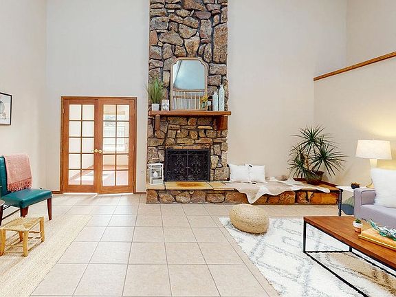 4th image of 25 Karen Cir