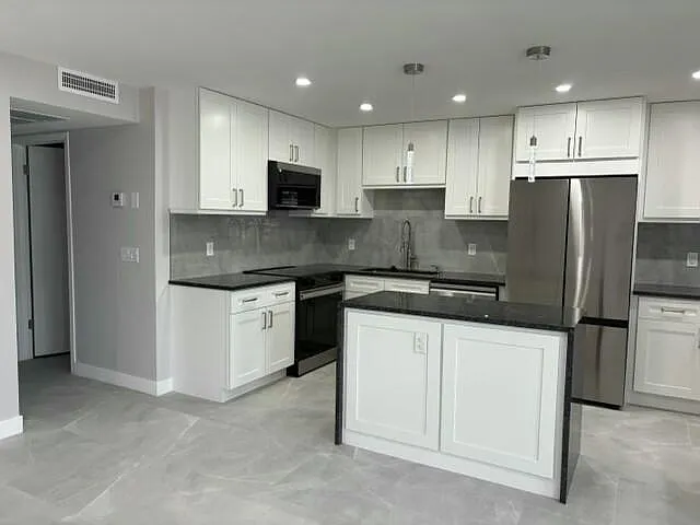 2 bed, 1.5 bath, 880 sqft, $2,500 — Photo 2