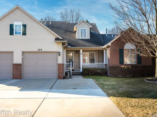 389 Woodfield Square Ln, Brighton, MI 48116