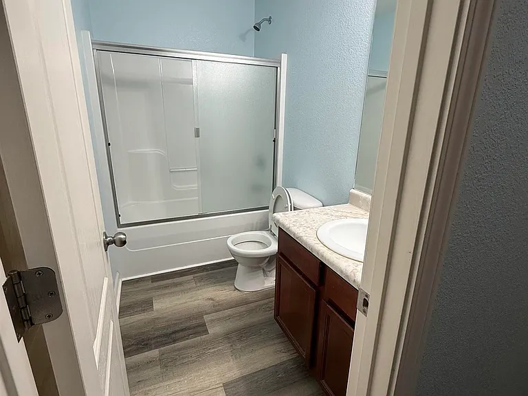 423 Haddenham Ct — Photo 7