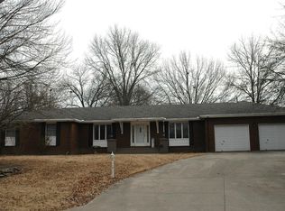 318 Village Dr, Parsons, KS 67357