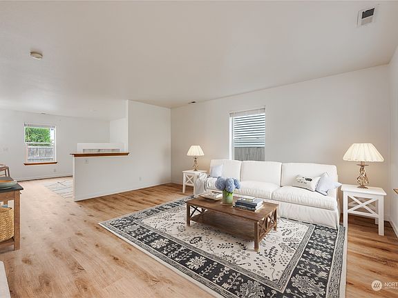 4th image of 19518 104th Avenue E