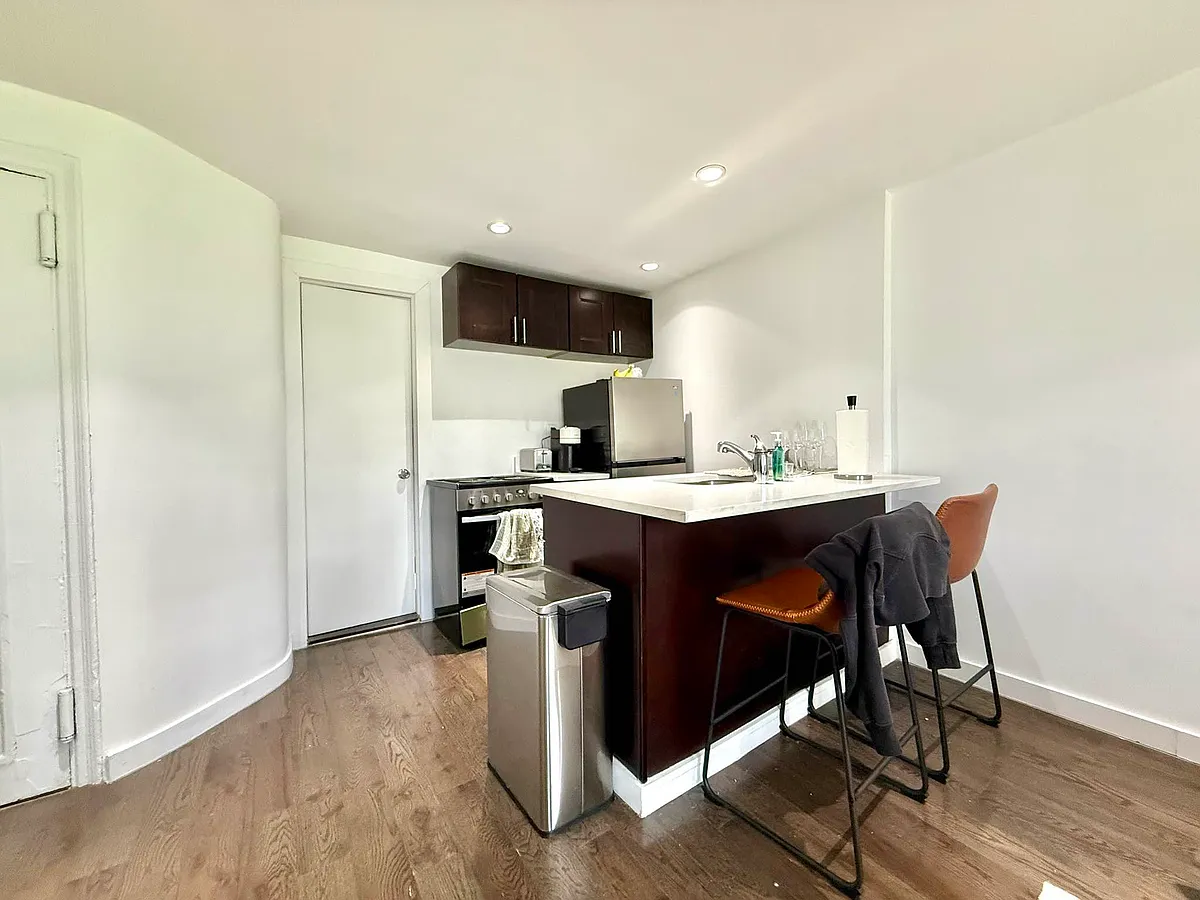 Building Photo - 337 E 22nd St #8