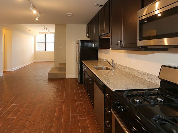 2nd image of 1112 W Balmoral Ave #00