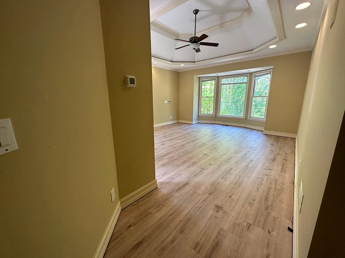 Building Photo - 4940 Chatsworth Ln