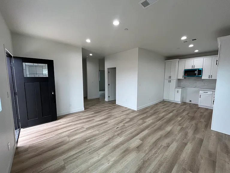 4417 Phelan Ave — Photo 5
