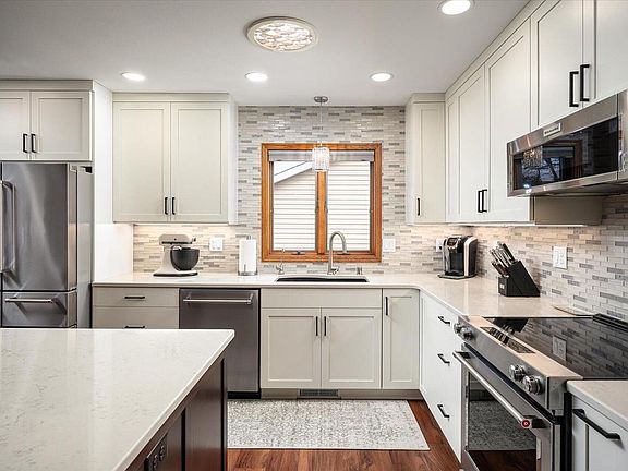 2nd image of 613 Ridgeview DRIVE