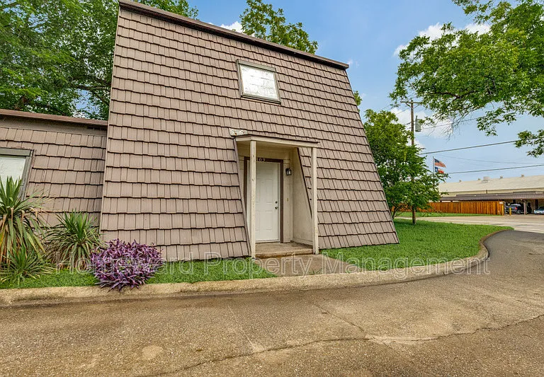 809 E Pioneer Dr — Photo 1