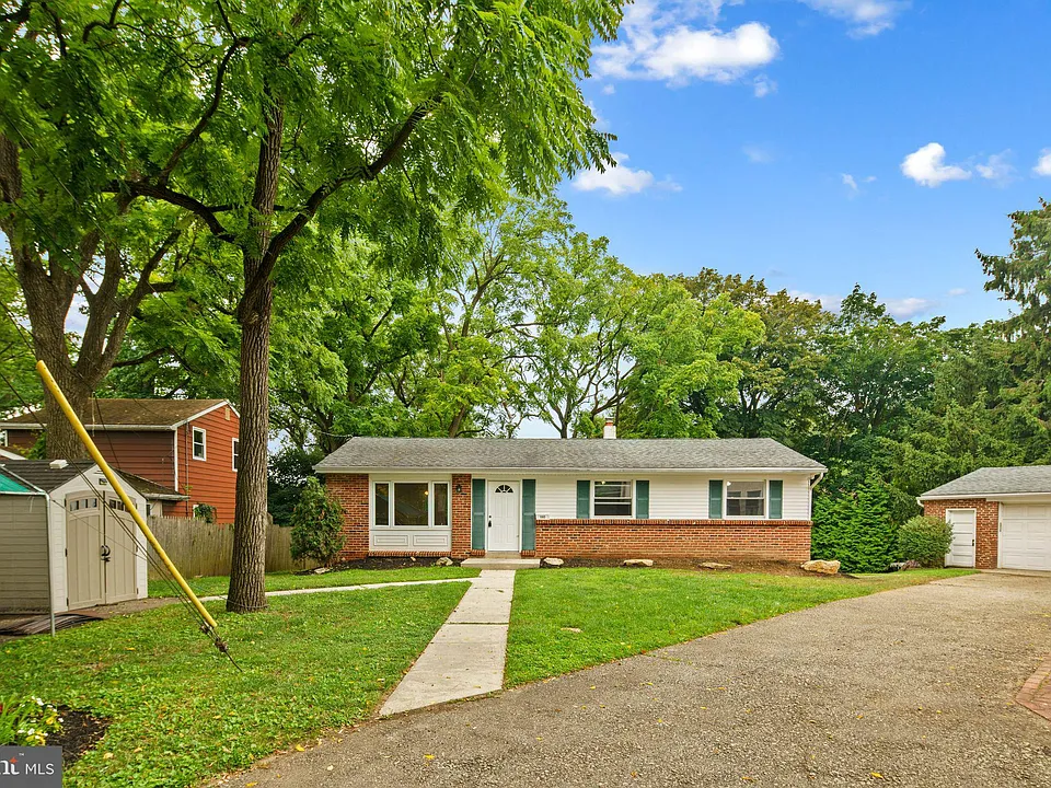190 Maple Ave
