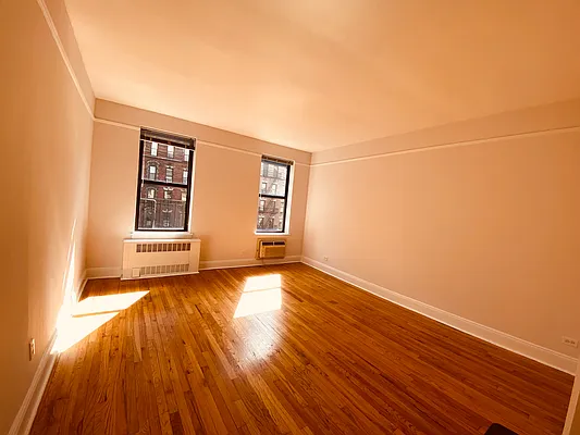 Rented by Metropolis Real Estate of Manhattan | media 7