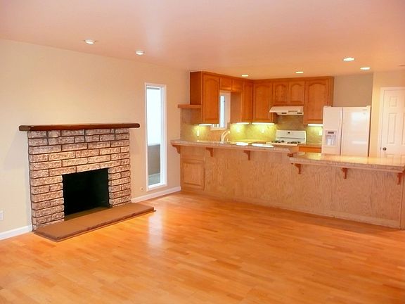 3rd image of 2460 Ironwood Ave