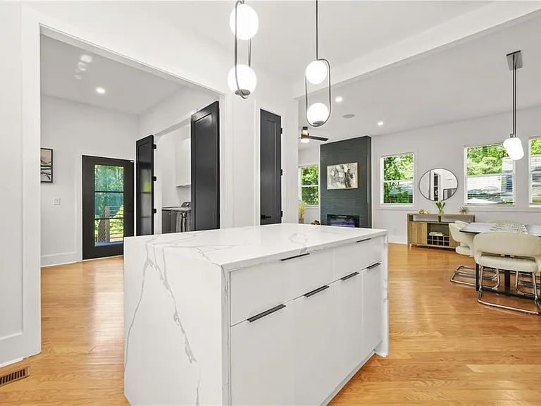 2186 Park Ter — Photo 13