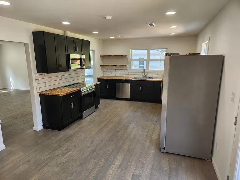 1703 E Lincoln St — Photo 5