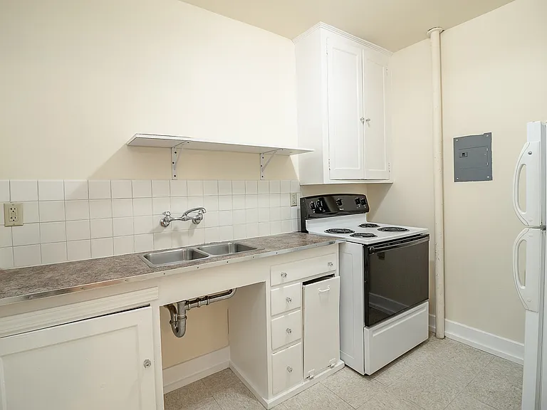 Terrace Court Apartments - Portland Oregon - Kitchen