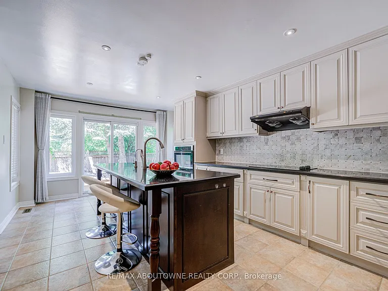 1273 Blackthorn Pl — Photo 12
