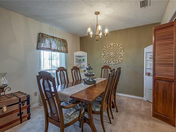 4th image of 824 N Young Blvd
