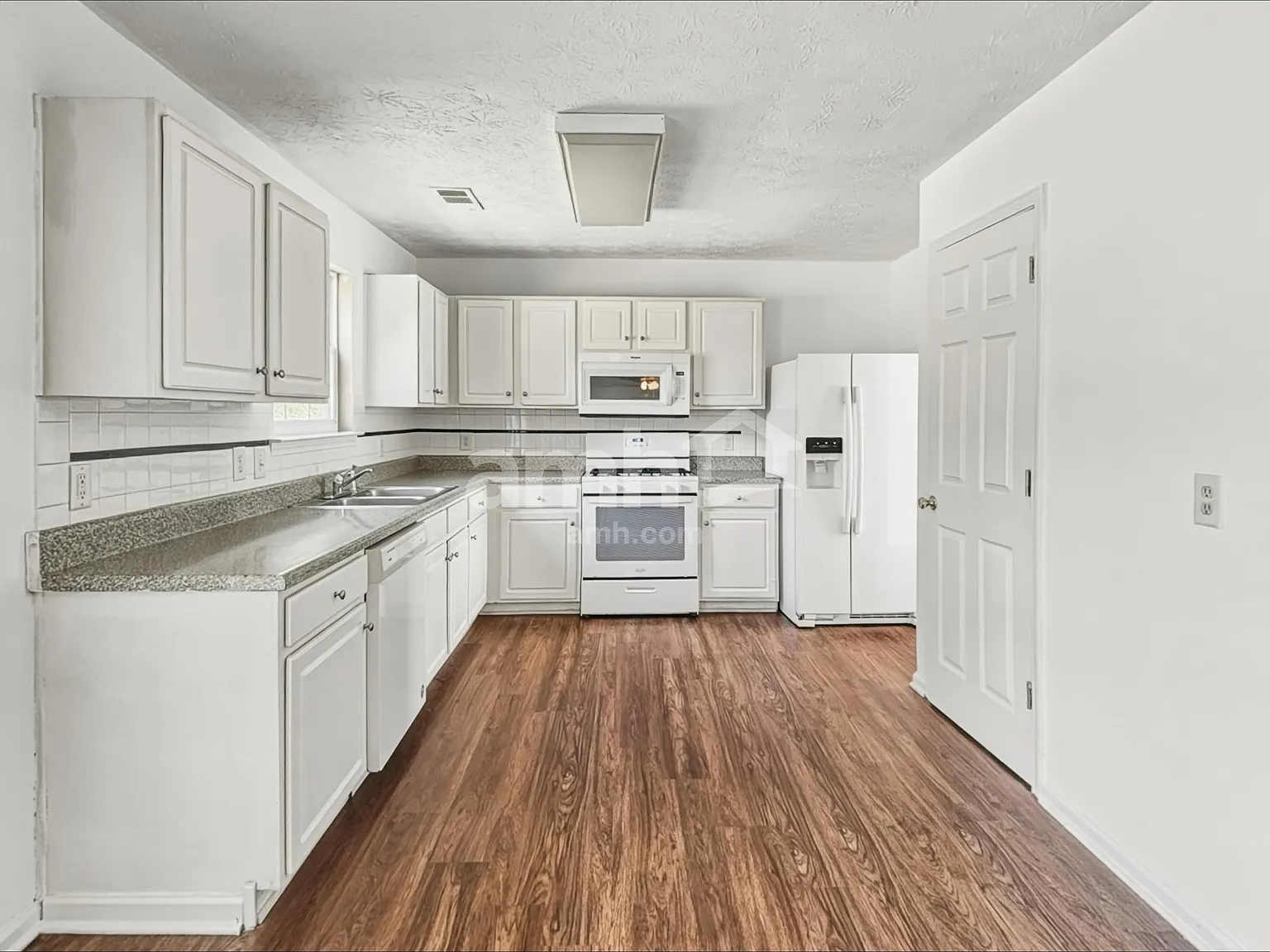3 bed, 2.5 bath, 1816 sqft, $2,175 — Photo 3