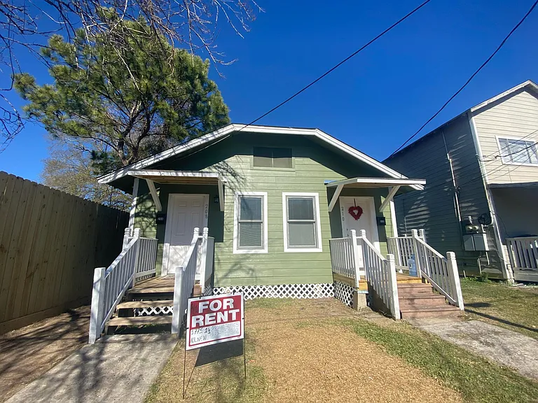 208 E Sterling St — Photo 8