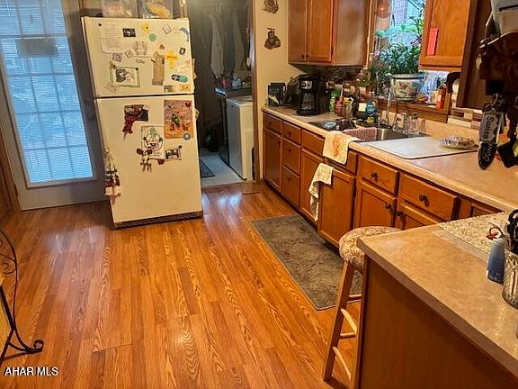 5th image of 112 Pearl St
